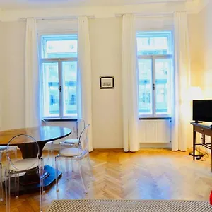 Beautiful Viennese Flat In The Centre Viena