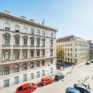 Zeus Design Schönbrunn Apartment